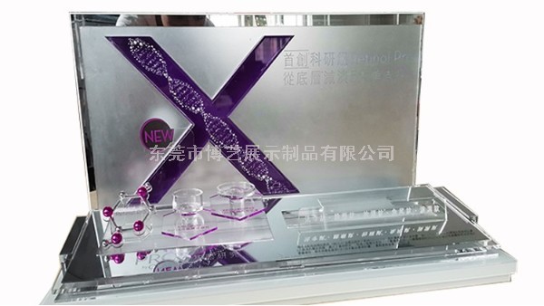 我們在定制亞克力展示架時，應(yīng)該選擇UV印刷還是絲印呢？